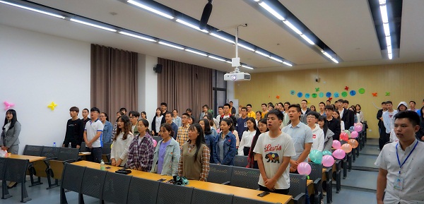 2019.5.28 五月团组织生活 唱团歌.孙兰琼摄.JPG