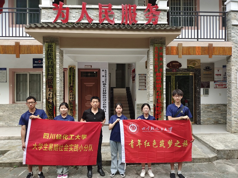 1-15王孝虎与团队在村委会门前合影.jpg
