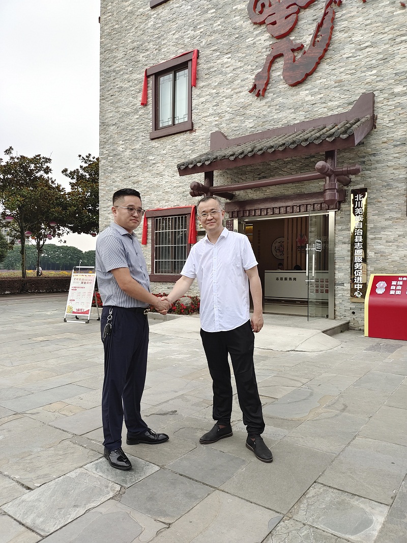1-9与公益组织负责人罗熙合影.jpg