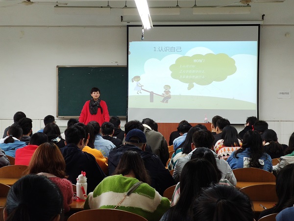 童静老师讲话.jpg