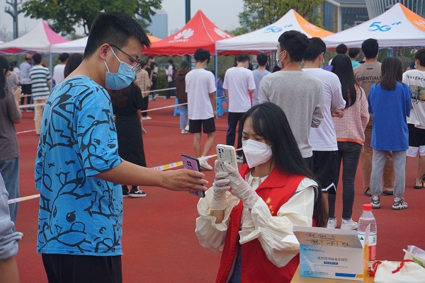核酸检测扫码 曹云颖摄 (1).JPG