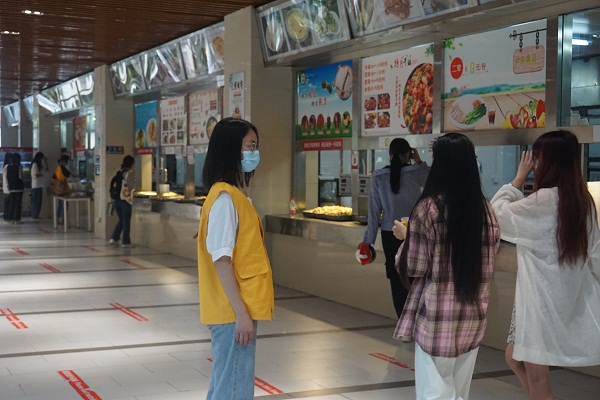 食堂秩序维护 曹云颖摄 (3).JPG