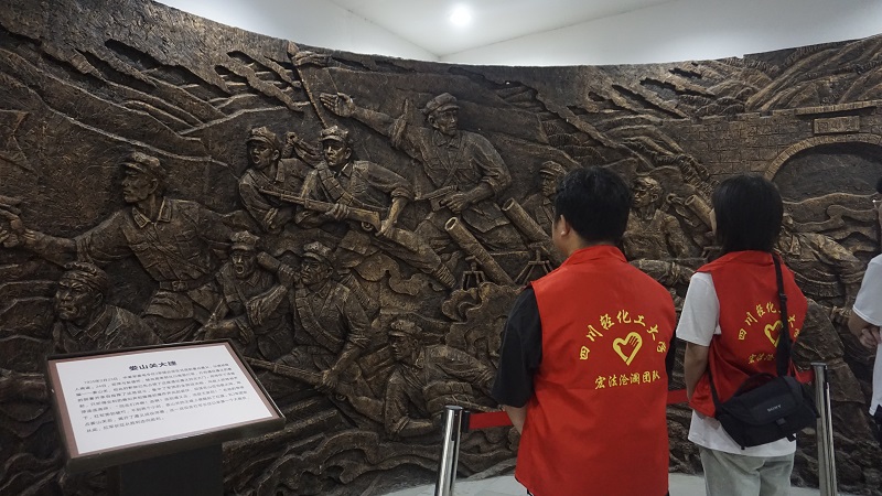 团队成员参观邓萍故居.JPG