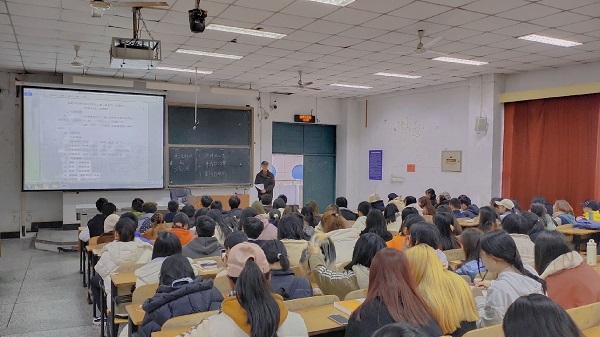 “大学生学会应用文写作好处多”讲座照片.jpg