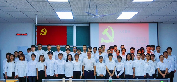 新党员宣誓和钟书记党课10_副本.jpg