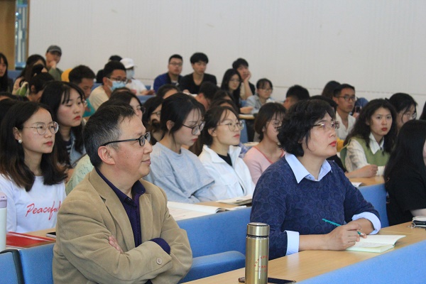 老师、同学听讲特写 夏泉成摄.jpg