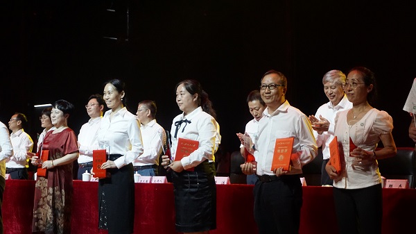 2022.9.6教师表彰大会 李雨欣摄  (1).JPG
