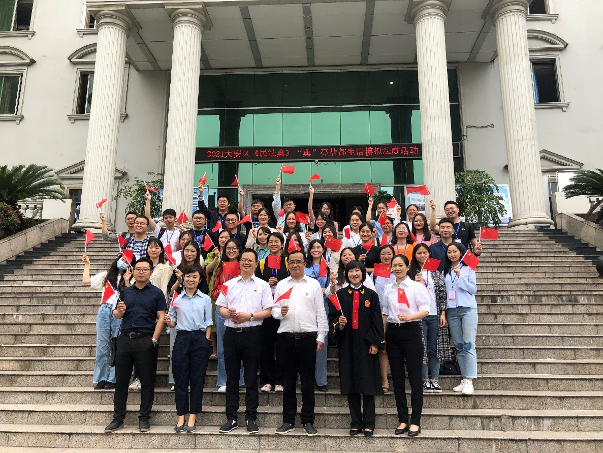 法学院师生到法院调研.png
