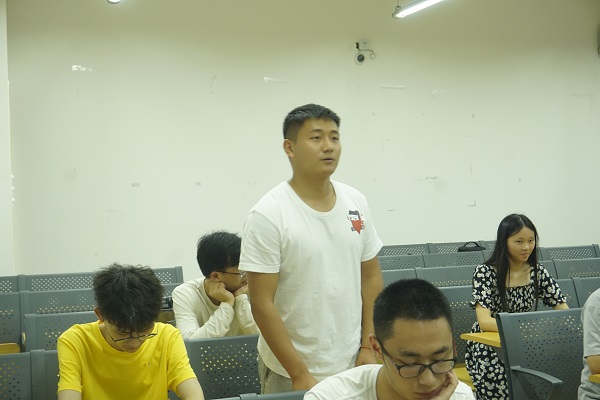 法学院”感党恩 诉心声“受助毕业生座谈会 (1).JPG