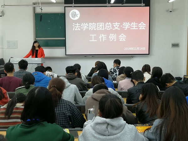 童静老师讲话.jpg